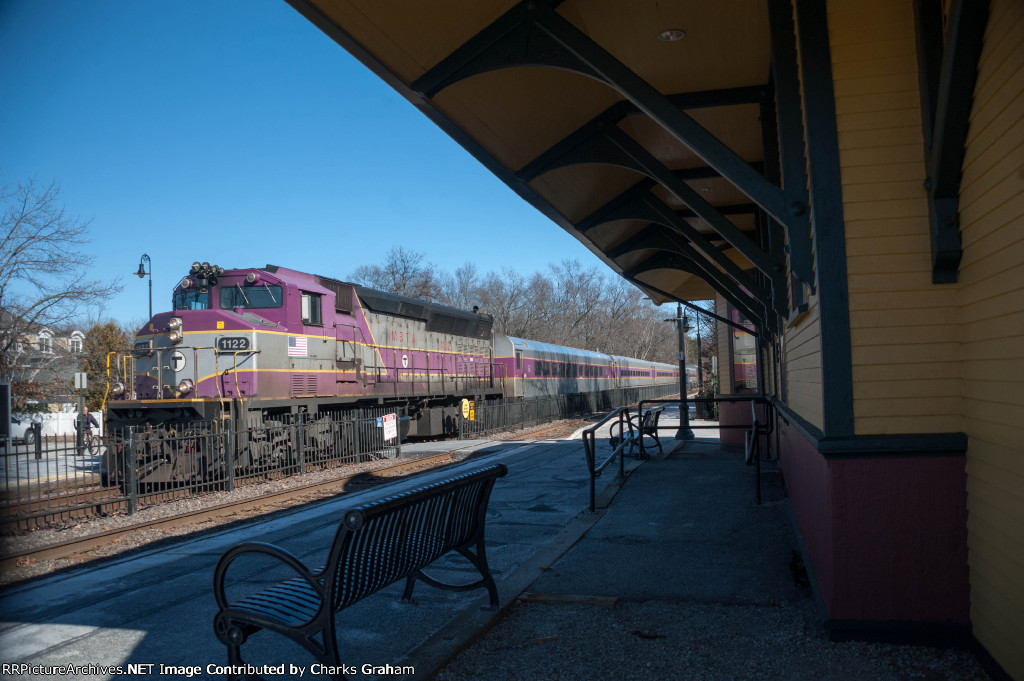 MBTA 1122 pulling jnto the station